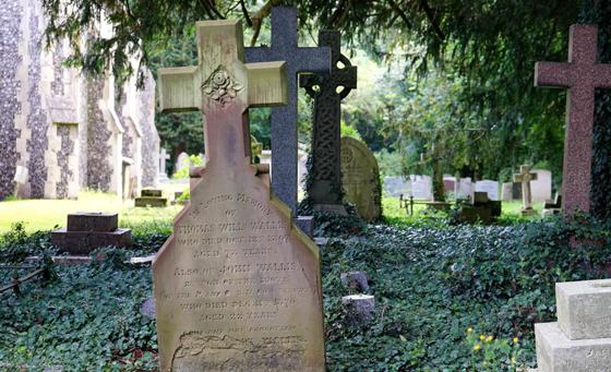 Am Friedhof kann man seinen verstorbenen Lieben noch einmal ganz nahe sein. Foto: hw
