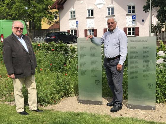 Auch in Unterhaching wollte man mit der Aufstellung von Stelen, auf denen die Namen der Opfer der Weltkriege verewigt sind, ein Zeichen für den Frieden setzen. Beteiligt waren Prof. Dr. Alfons Hofstetter und Heimatpfleger Günter Staudter. F: hw