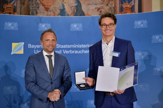 Stellvertretend für Green City e.V. wurde Martin Glöckner, Geschäftsführer der Umweltorganisation, vom bayerischen Umweltminister Thorsten Glauber die Bayerische Staatsmedaille für besondere Verdienste um den Natur- und Umweltschutz überreicht. F: oh