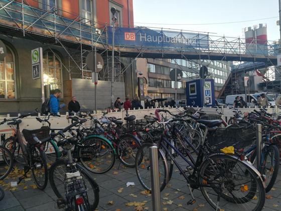 Am Münchner Hauptbahnhof gibt es kaum Abstellmöglichkeiten für Fahrräder. Hier in der Arnulfstraße und um den gesamten Hauptbahnhof werden die Radl auf jedem noch so freien Fleck abgestellt. F.: Adele Rager