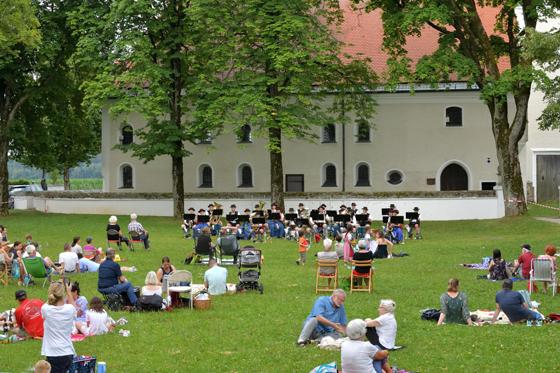 Die Blaskapelle Höhenkirchen-Siegertsbrunn entwickelt immer neue Formate, wie die beliebten Picknick-Konzerte, um ihrer Zuhörer zu erreichen und zu begeistern. Foto: Christian Forwick