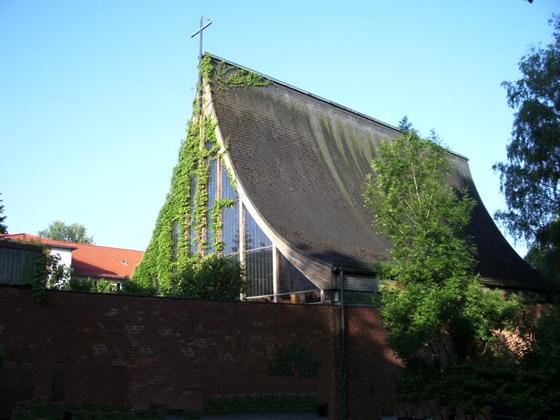 Die evangelische Erlöserkirche wurde am 13. Juli 1963 eingeweiht. Seit 2001 ist sie denkmalgeschützt. Foto: Gemeinfrei