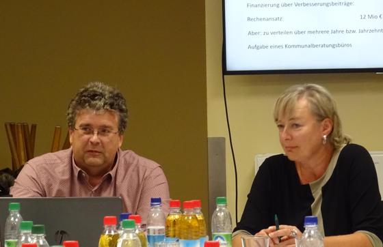 Harald Kienlein und Bürgermeisterin Nicole Schley 2019 im Gemeinderat. Nimmt Ottenhofen eine Vorreiterrolle ein? Foto: kw