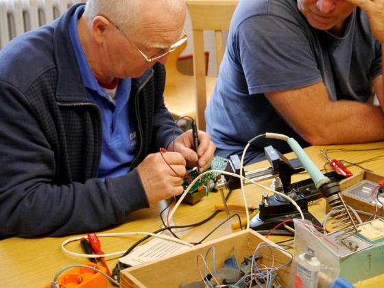 Repariert werden kleine Elektrogeräte, Dinge aus Holz, Metall und anderen Materialien.  Foto: VA