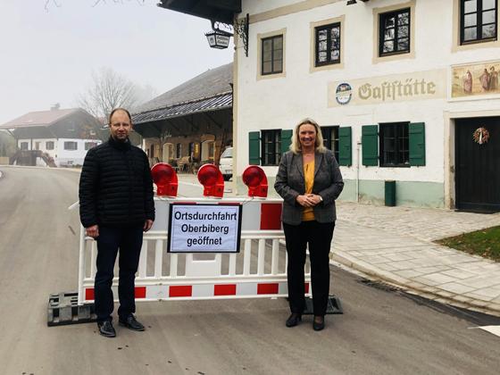 Verkehrsministerin Kerstin Schreyer und Oberhachings 2. Bürgermeister, Ludwig Pichler, eröffneten am 9. November die Ortsdurchfahrt durch Oberbiberg. Foto: hw