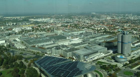 Das BMW Stammwerk in München. Hier wird sich in den kommenden Jahren ein wichtiger Strukturwandel hin zur E-Mobilität vollziehen. Foto: Tanja Beetz