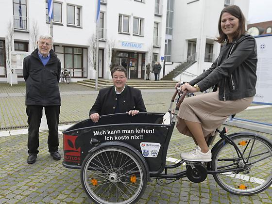 Vorstellung des nachgerüsteten Lastenrads der Agenda 21  (v.l.): Dankmar Müller, Bürgermeister Thomas Loderer und Renate Sporrer. Foto: CLAUS SCHUNK