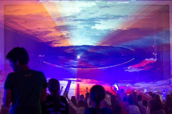 Eine Lasershow als Alternative zum Feuerwerk? So sah, dieLasershow von Peter Juhas im Bürgerhaus beim ZAMMA-Festival 2017 aus. Foto: Gemeinde Haar
