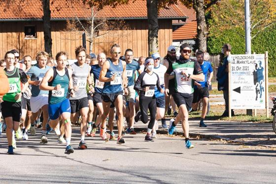 Endlich wieder an einem Lauf teilnehmen, der nicht virtuell stattfindet - die Freude der Teilnehmer beim 10 KM-Lauf des RSLC Holzkirchen war groß. Foto: Jane Hasselmann