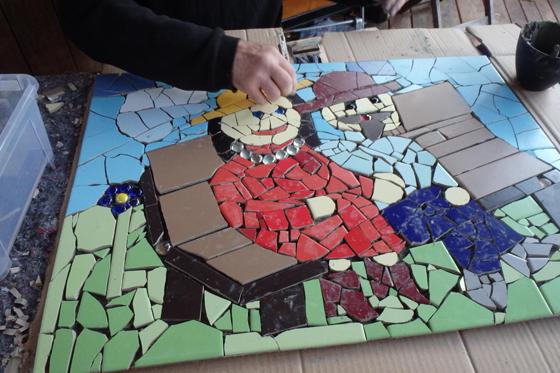 Mit zahlreichen selbstgestalteten Mosaiken gestaltet die Bürgerinitiative gemeinsam mit vielen anderen Anwohnern den Halt 58 neu. Foto: Bürgerinitiative
