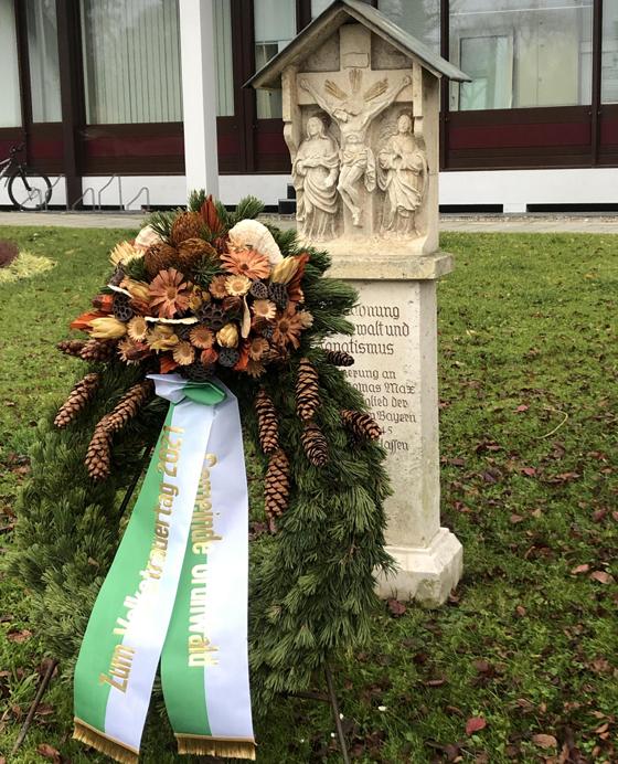 Am Gedenksteian für den Grünwalder Dr. Thomas Max wurde am Volkstrauertag ein Kranz der Gemeinde niedergelegt. Foto: hw