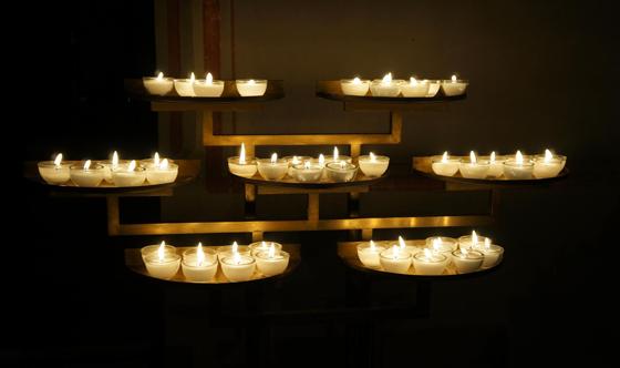 Während der Nacht der Lichter werden Gebete und Lieder aus Taizé gesungen. Foto: Heike Woschee