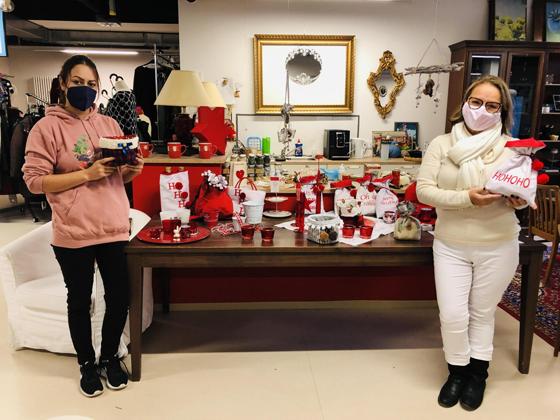 Die Leitung der Klawotte Kinder und Kreativ, Spiri Schnabel (r.) und Najia Ahmedi bieten selbstgemachte Geschenkideen zu Weihnachten an.  Foto: hw