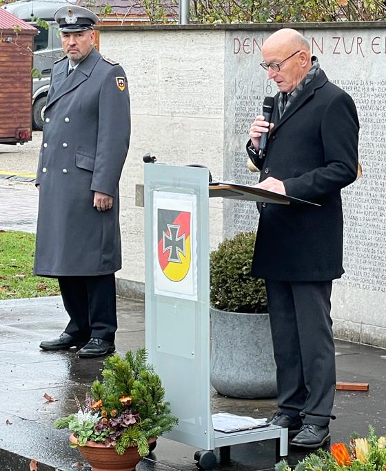 Bernhard Loos bei seiner Rede am Kriegerdenkmal am St. Martins-Platz in Moosach. Foto: Privat