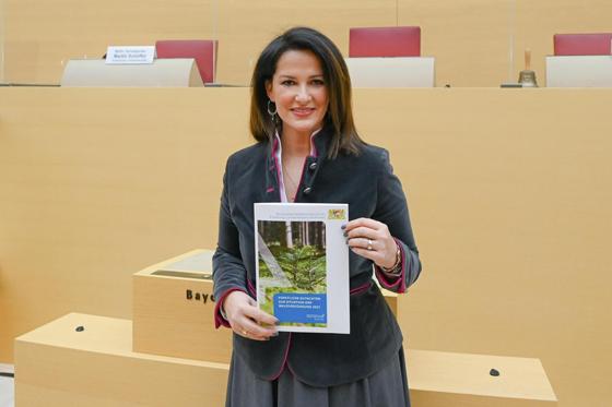 Forstministerin Michaela Kaniber stellte das Forstlichen Gutachten zur Situation der Waldverjüngung 2021 im Bayerischen Landtag vor. Foto: Pia Regnet / StMELF