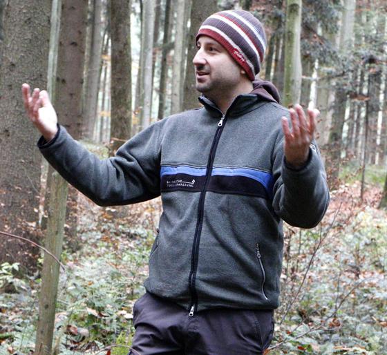 Marcus Nißl ist Revierförster und zeigte den versammelten Waldbesitzern, worauf es in Zukunft ankommt. Foto: kw