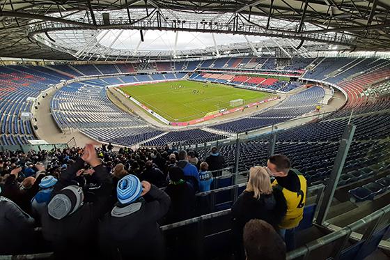 Überdimensioniert: Niedersachsenstadion. Foto: Manfred Forster