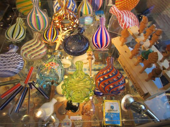 Sehenswerte Schnupfdosen: Die kleinen Kunstwerke sind von bayerischen Glasbläsern nach alter Technik hergestellt wurden. Foto: VA