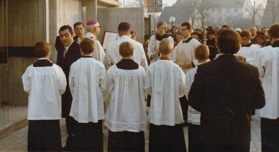 Am 1. Adventsonntag 1971 wurde die Kirche und der Altar in St. Wilhelm von Weihbischof Ernst Tewes in einer großen Feier geweiht. Foto: Gemeinde