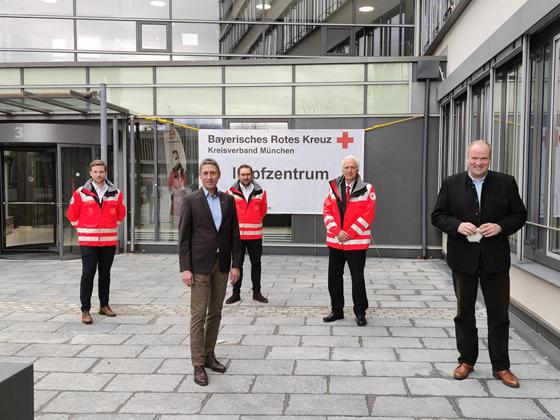 Eröffneten das neue Unterschleißheimer Impfzentrum in der Freisinger Str. 3: Erster Bürgermeister Christoph Böck (2. v. l.) und Landrat Christoph Göbel (r.). Foto: LRA