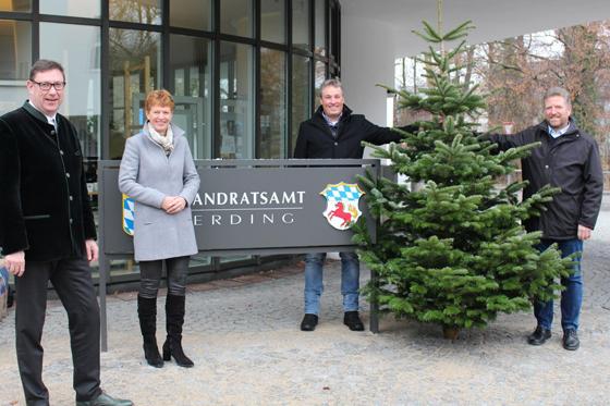 Landrat Martin Bayerstorfer nimmt den Christbaum für die Wunschbaumaktion von der Facebookgruppe „Landwirtschaft im Landkreis Erding“ entgegen. Foto: LRA