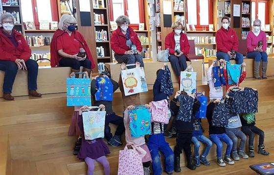 Die Kinder des BRK-Kinderhauses „Die Wolperdinger“ präsentieren stolz ihre Büchertaschen. Foto: BRK