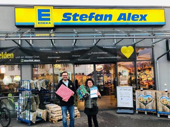 EDEKA-ALEX-Inhaber Stefan Alex und Diana Müller vom Arbeitskreis Zusammenleben hoffen auf viele Spender für die Päckchenaktion für bedürftige Senioren. Foto: hw