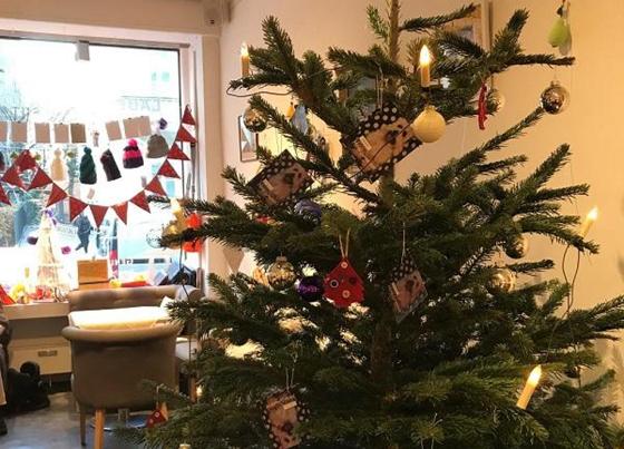 Einfach einen Kinderwünsche vom Wunschbaum im Café Nähwerk pflücken, erfüllen und somit Kinderaugen an Weihnachten zum Leuchten bringen. Foto: Weißer Rabe