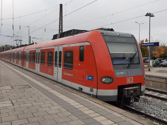 Die S-Bahn von Erding nach München ist nur eingleisig, mit einem eher mäßigen Takt, und daher für größere Pendlerströme nur bedingt geeignet. Foto: Stefan Dohl