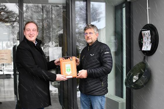 Bürgermeister Leonhard Spitzauer (links) und Michael Liebmann freuen sich über die Inbetriebnahme des neuen Defibrillators. Foto: Riffert/KJSW
