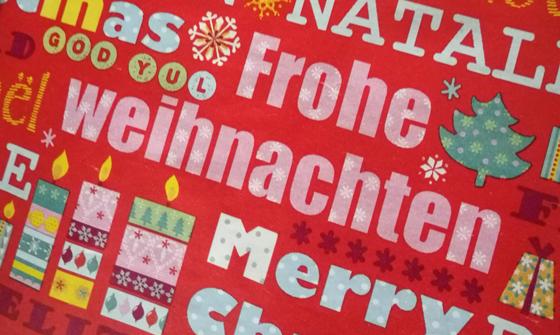 Weihnachtsgeschenkpapier lässt sich mehrfach verwenden, wenn man sein Geschenk vorsichtig auspackt. Foto: ar
