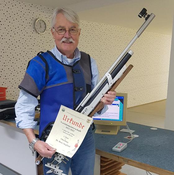 Der Gewinner bei den Senioren III m in der Klasse Luftgewehr Auflage, Dr. Siegfried Beer freut sich über seine Auszeichnung. Foto: Frohsinn Schützen