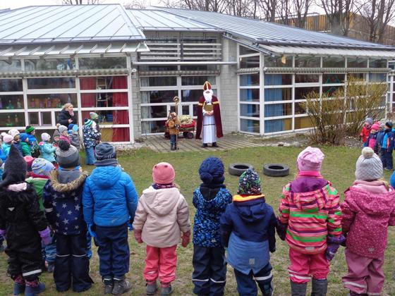 Tolles Erlebnis für die Zwergerl: Der Nikolaus besuchte den Kindergarten am Mühlbach. Foto: Stadt Garching