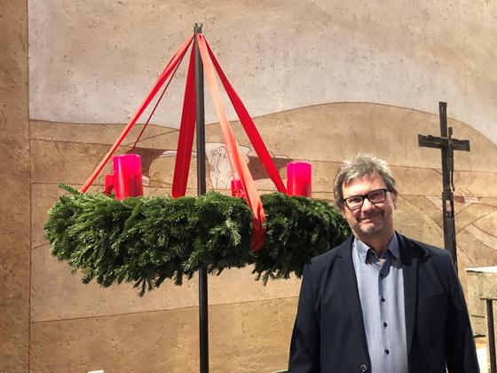 Pfarrer Wolfram Nugel möchte den Menschen mit seiner Weihnachtsbotschaft Mut machen, auch wenn wir nicht ganz so wie gewohnt feiern können.  Foto: hw