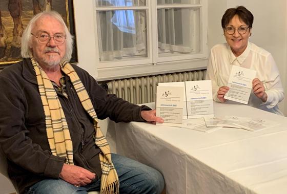 Rudi Koller (links) hat einen Beitrag für die Jahresschrift geliefert. Rechts im Bild Vereinsvorsitzende Heike Kronseder. Foto: Verein