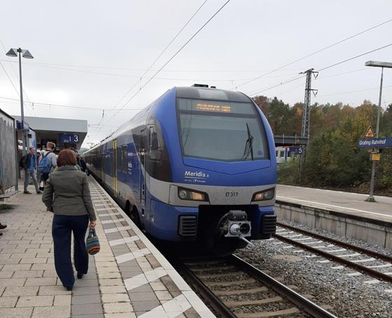 Fahrgäste des Meridian aus Rosenheim können wieder direkt zur Linie 444 umsteigen. Foto: Stefan Dohl