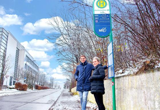 Bürgermeister Maximilian Böltl und Beatrix Winkler, Mobilitätsbeauftragte der Gemeinde Kirchheim, an der Haltestelle der neuen Buslinie X203 in Heimstetten. Foto: Gemeinde Kirchheim
