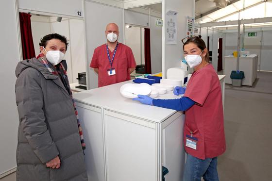 Gesundheitsreferentin Beatrix Zurek (links) machte sich ein Bild über die Impfaußenstelle auf der Thersienwiese. Foto: Michael Nagy/Presseamt München