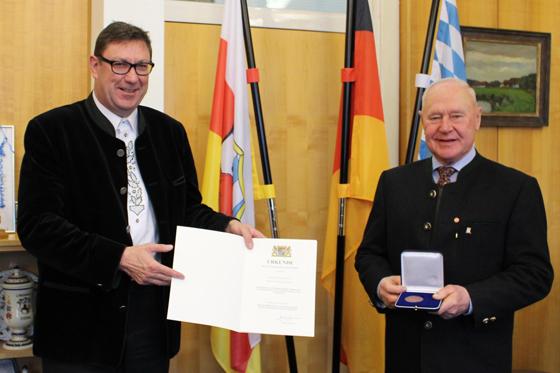 Landrat Bayerstorfer überreichte die Verdienstmedaille an Josef Weitzenbeck (re.). Foto: Landratsamt Erding