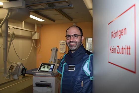 Dr. Marco Heinz, Chefarzt der Radiologie der Kreisklinik Ebersberg, vor einem mobilen und einem fest installierten Röntgengerät. Foto: Kreisklinik