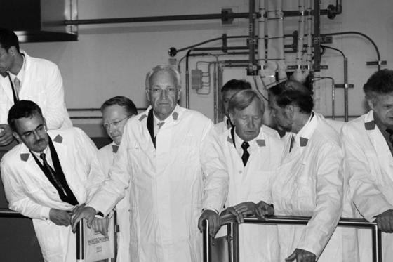 2002 gab Stoiber gibt Startsignal: Der Bayerische Ministerpräsident Dr. Edmund Stoiber besichtigte die Forschungs-Neutronenquelle Heinz Maier Leibnitz (FRM II), bevor sie kurze Zeit späte in Betrieb genommen wurde. Foto: © Wenzel Schürmann / TU München