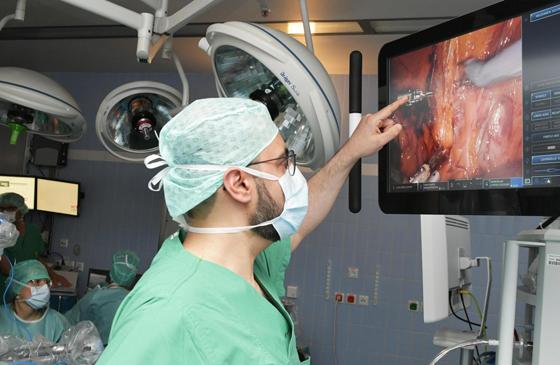 Die urologische Klinik in Bogenhausen setzt unter chefärztlicher Leitung von PD Atiqullah Aziz auf minimalinvasive Eingriffe und roboterassistierte Chirurgie. Foto: München Klinik