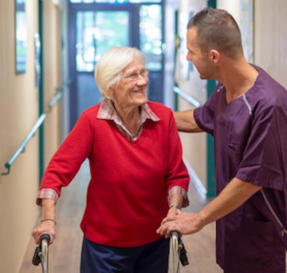 Entlastung für Angehörige: Das SeniorenWohnen Kieferngarten bietet trotz Corona weiterhin Kurzzeit- und Verhinderungspflege an. Foto: Elisabeth Mark