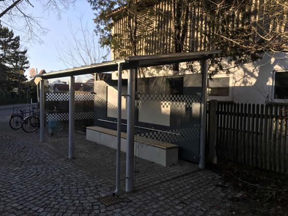 Neuer Komfort, vor allem für Schüler: das Buswartehäuschen in Dietersheim. Foto: Gemeinde Eching
