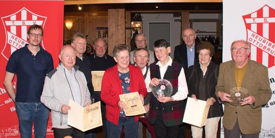 Für 50/60 und 70 Jahre Vereinstreue wurden beim TSV Neubiberg/O. zahlreiche Mitglieder geehrt. Foto: TSV Neubiberg
