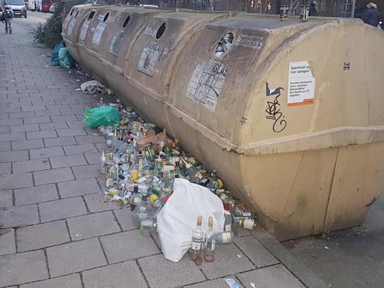 Unansehnlich und schlichtweg gefährlich: unzählige leere Glasbehälter vor den überfüllten Altglascontainern in der Merseburger Straße. Einfach abstellen ist verboten. Foto: bs