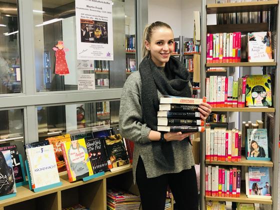 Angelina Garrecht, Spezialistin für Kinder- und Jugendbücher im Team der Grünwalder Gemeindebibliothek, hat schon mal ein paar spannende Romane für die Buch-Pakete herausgesucht. Foto: hw