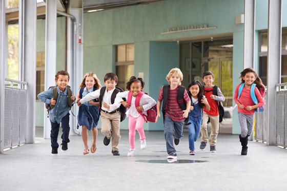 Zu Fuß in die Schule gehen, dazu soll der SpoSpiTo Bewegungs-Pass alle Grundschulkinder animieren. Foto: Monkey Business Images/Shutterstock.com/SpoSpiTo