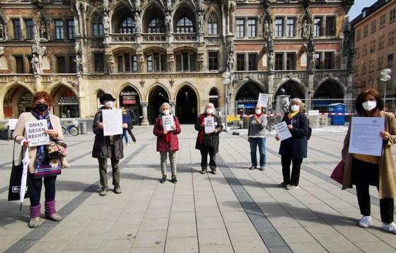 Am 27. Januar erinnern die "Omas gegen Rechts" mit einer Mahnwache an die Opfer des Nationalsozialismus. Foto: OgR