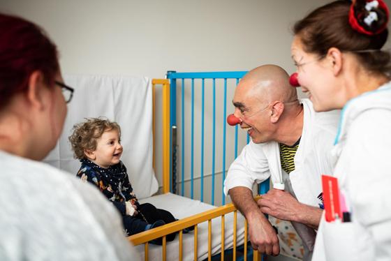 Kranken und pflegebedürftigen Menschen ein Lachen schenken ist die Aufgabe der KlinikClowns. Foto: Sebastian Höhn